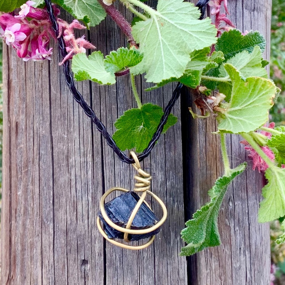 BLACK TOURMALINE HEALING CRYSTAL NECKLACE